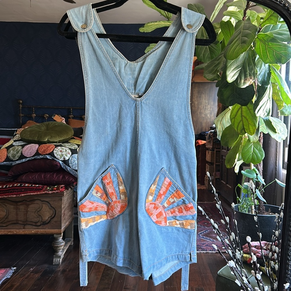 Chasing Unicorns Waiting for the Sun embroidered short denim overalls size M - Picture 15 of 17